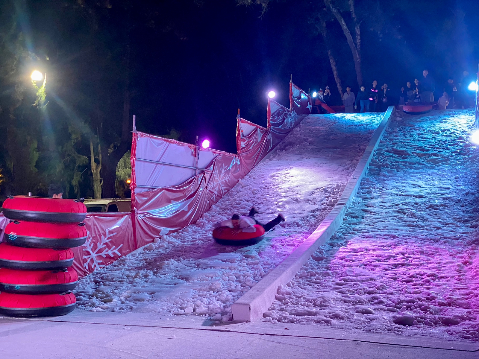 Con tobogán y pista de hielo inauguran la Villa Navideña 2022