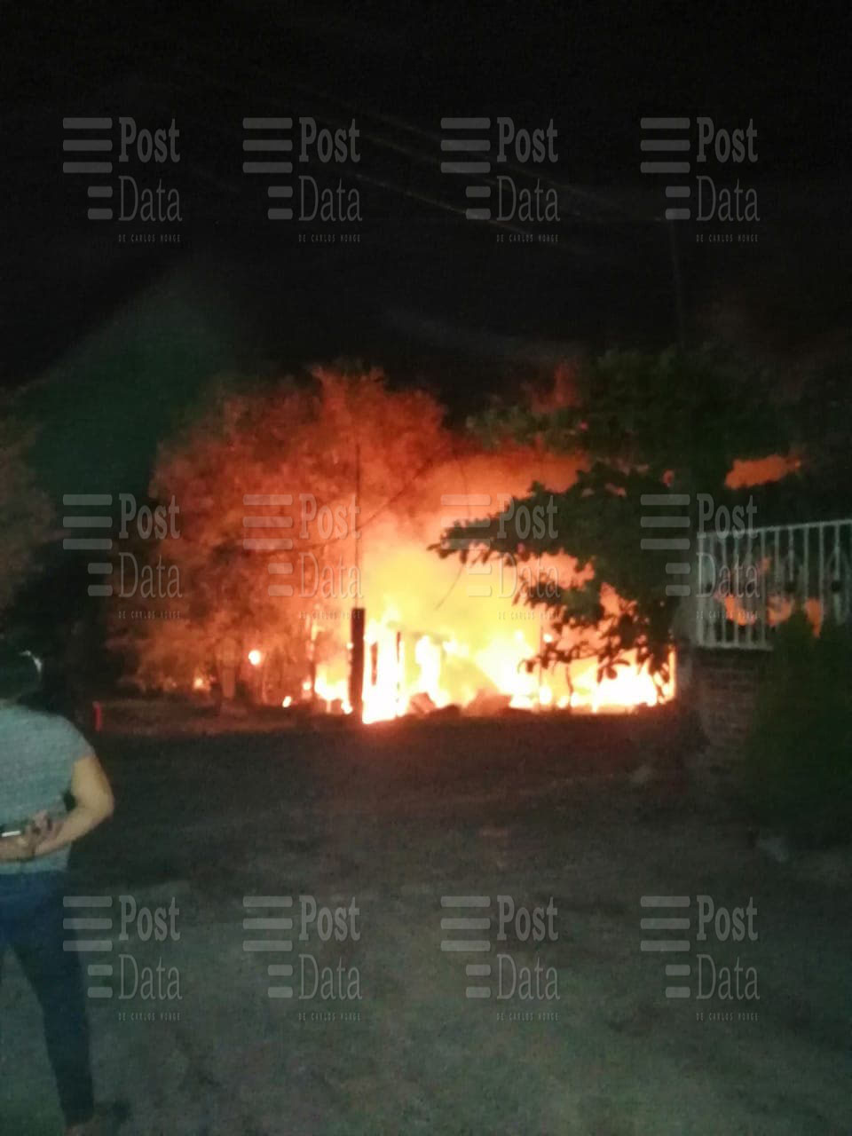 ok PARÀCUARO Fuego consume casa de madera y cartón en Parácuaro