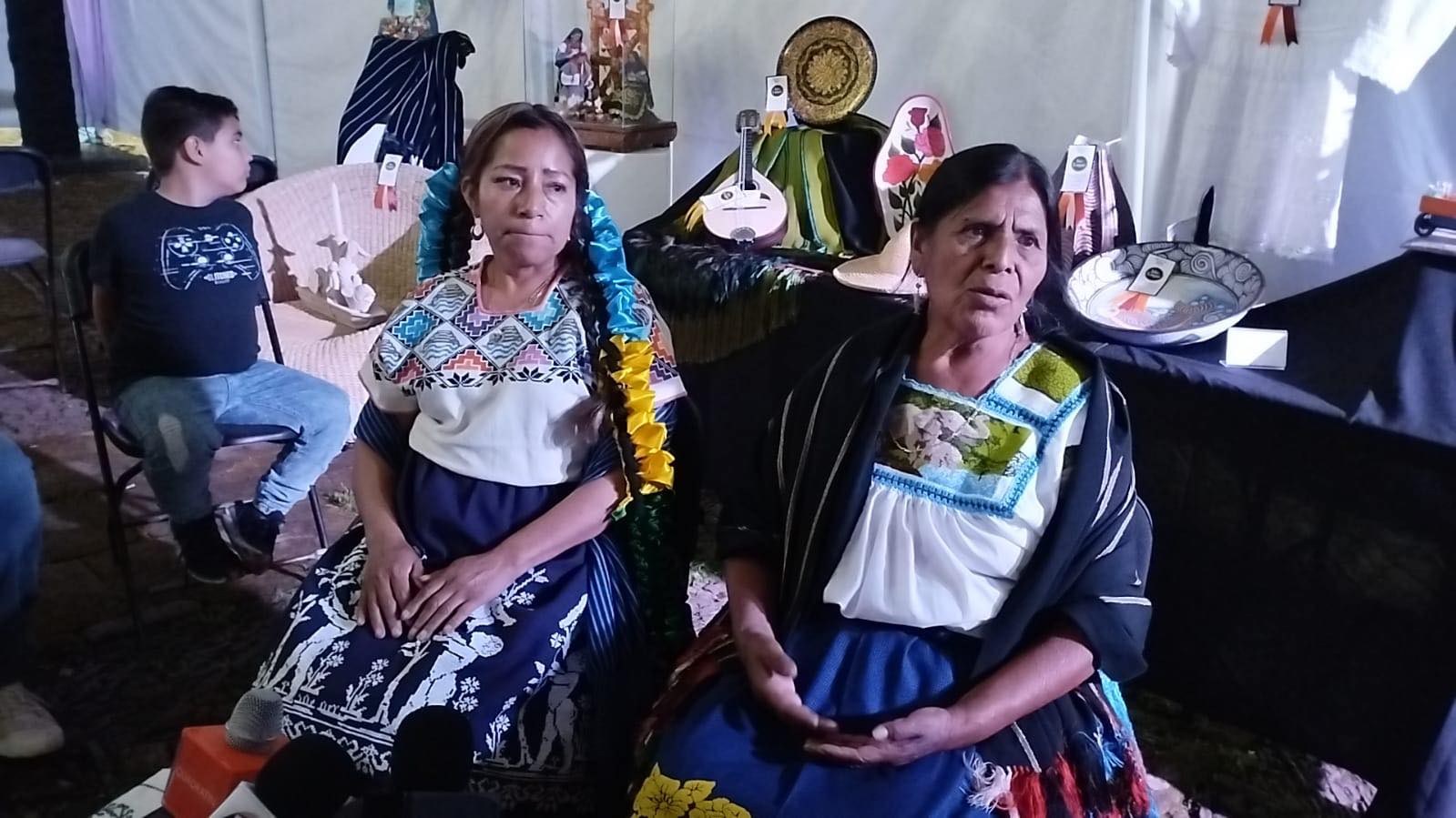 Competencia de productos chinos y discriminación, denuncian artesanas michoacanas