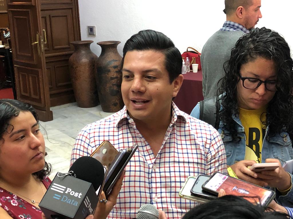 Oficializa su renuncia al PAN, el diputado Oscar Escobar Ledesma