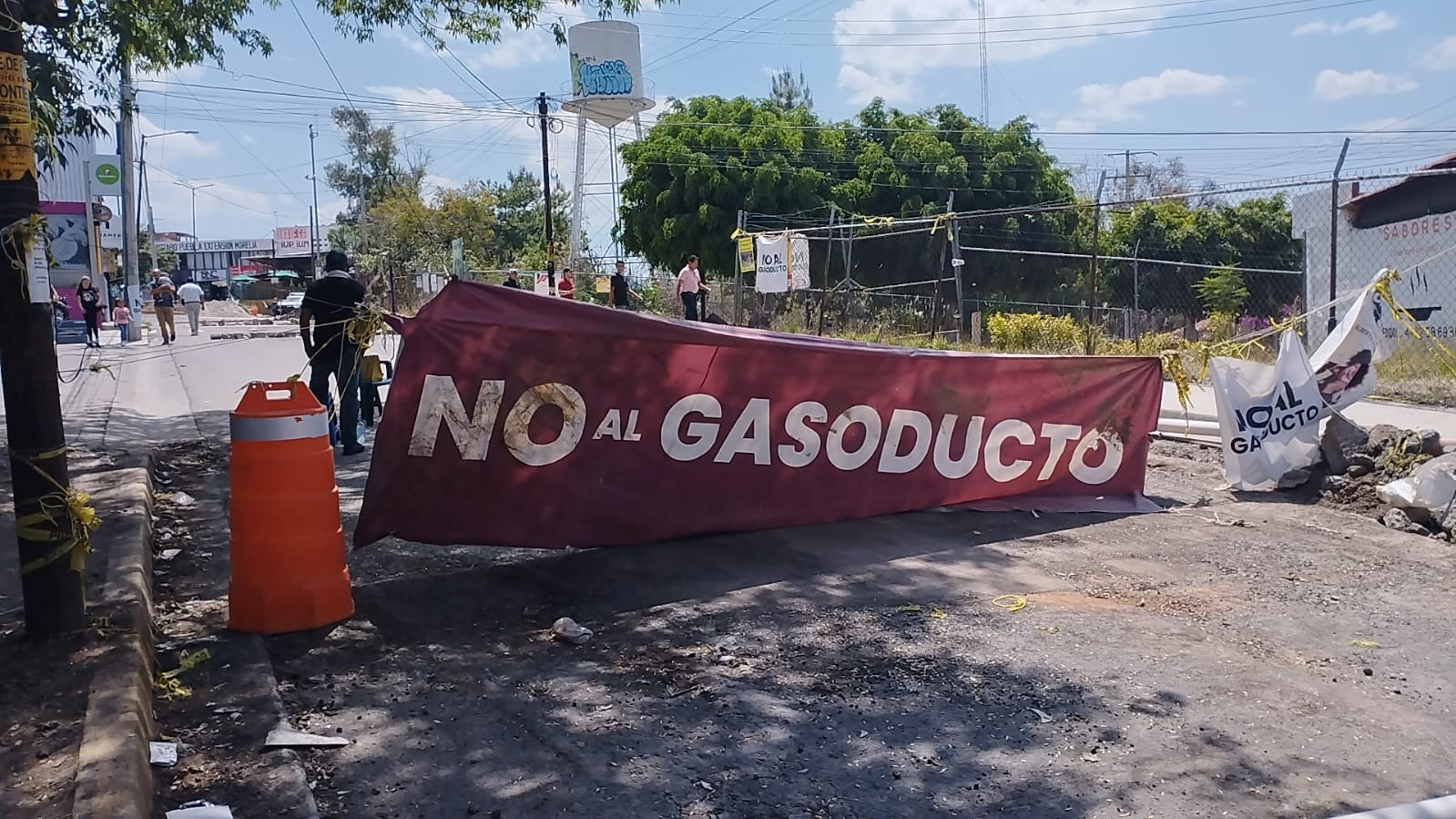 Vecinos mantienen bloqueo en vialidades en rechazo a construcción del Gasoducto