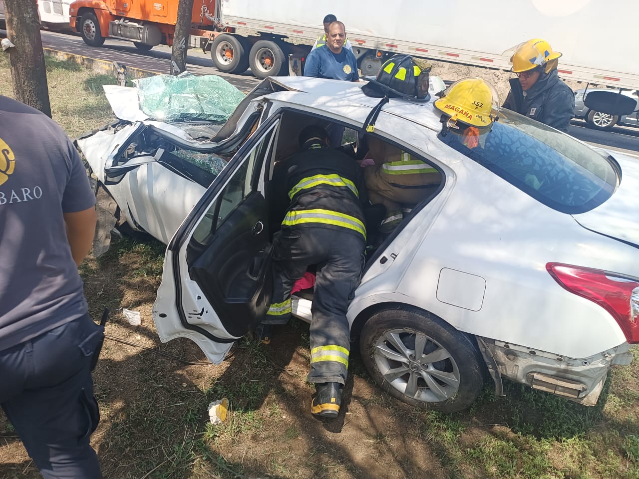 Auto choca contra árboles en la Morelia-Salamanca; conductora queda herida Auto choca contra árboles en la Morelia-Salamanca; conductora queda herida