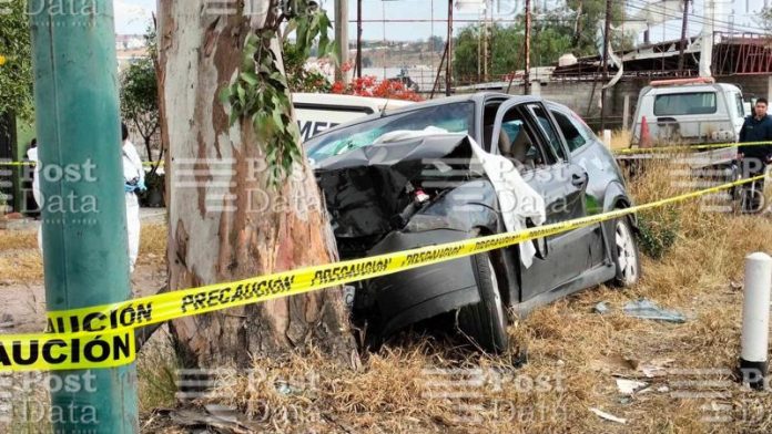 Identifican a la pareja fallecida tras choque de auto contra árbol en la Morelia-Salamanca