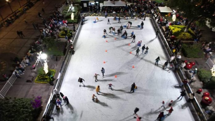 Al menos ocho mil asistentes al encendido y pista de hielo en el centro de Morelia
