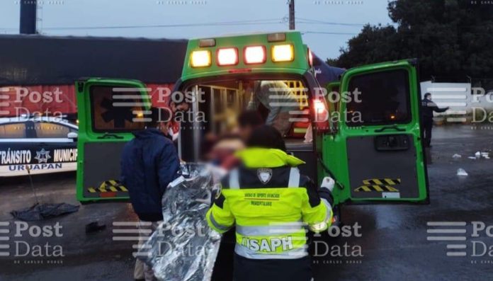 Pareja en moto es impactada por un auto; el hombre muere y la mujer resultó herida