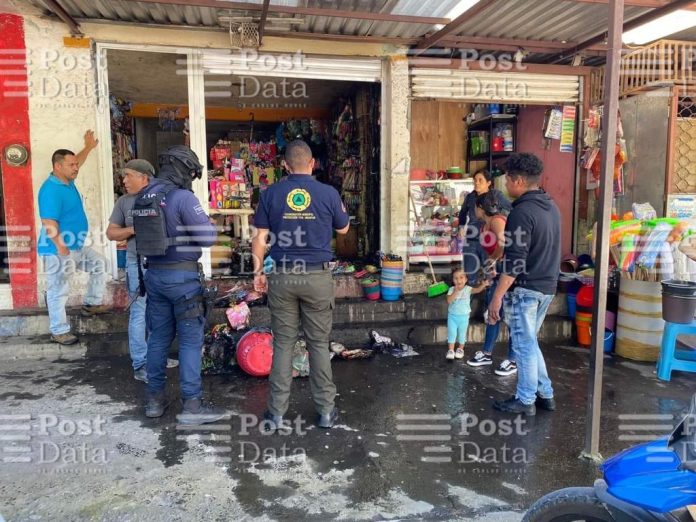 Se incendia local comercial en la 28 de octubre