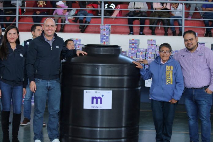 Ayuntamiento entrega tinacos a personas con carencias en Morelia