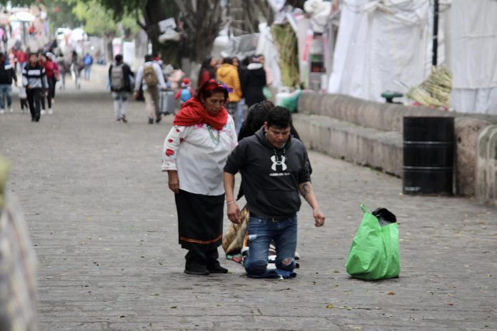 Ni el frío, ni el dolor detiene a los feligreses de La Guadalupana