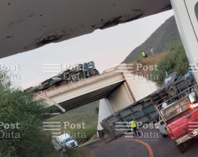 Vuelca camión nodriza en la Siglo XXI; una jaula con autos nuevos cayó hacia la carretera libre