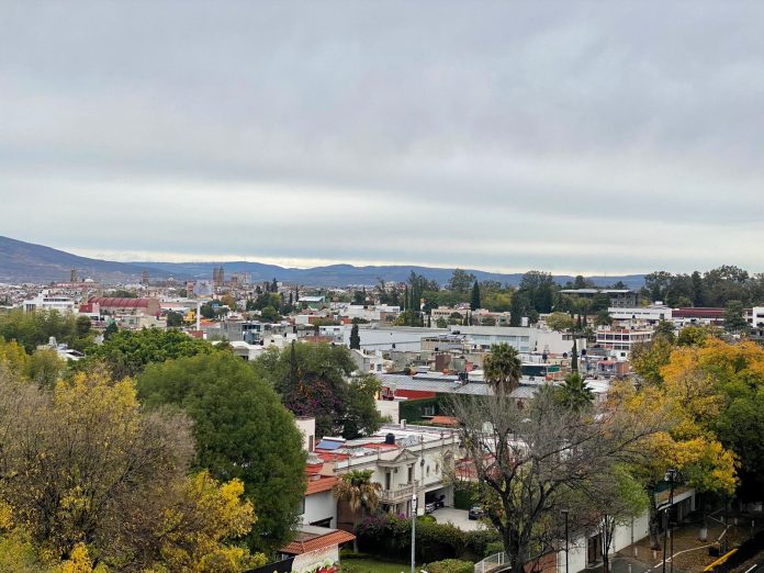 Masa de aire frío provoca lluvias este martes en Michoacán