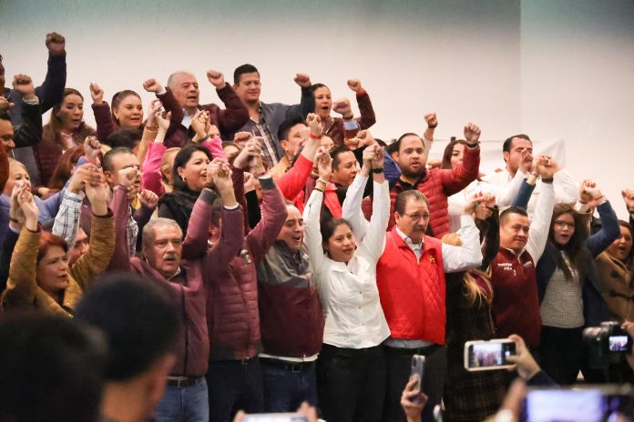 Exaspirantes alzan la mano a precandidatos de Morena al Senado