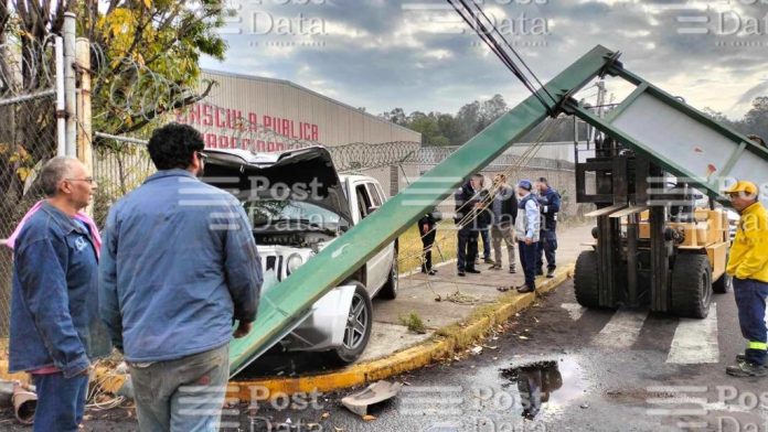 Camioneta choca contra poste metálico al oriente de Morelia Camioneta choca contra poste metálico al oriente de Morelia