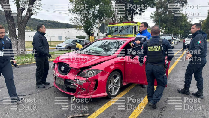 Auto choca contra árbol colapsado en la Av. Camelinas de Morelia