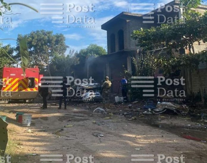 Estalla camioneta cargada con pirotecnia en Las Guacamayas, Lázaro Cárdenas