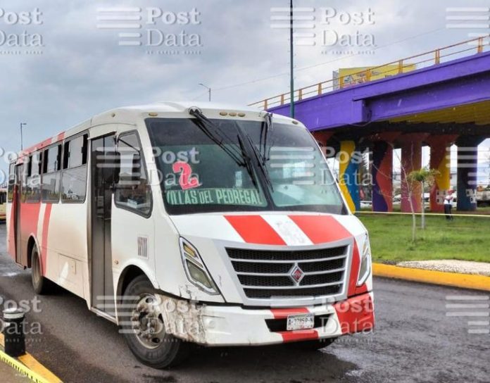 Mujer intenta aventarse de un puente en Morelia