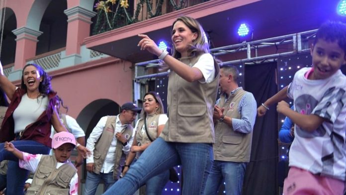 Implementan en Apatzingán el Programa "#Conectando" de Daniela de los Santos