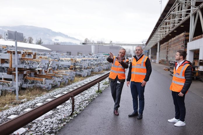 En gira por Europa concretan inversión de 2 mil 800 mdp en el puerto de LC