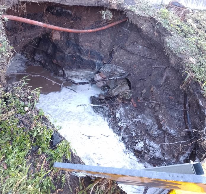 OOAPAS Morelia atiende fuga en línea principal sobre Avenida Camelinas