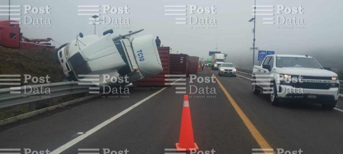 Vuelca tráiler en la Pátzcuaro-Cuitzeo
