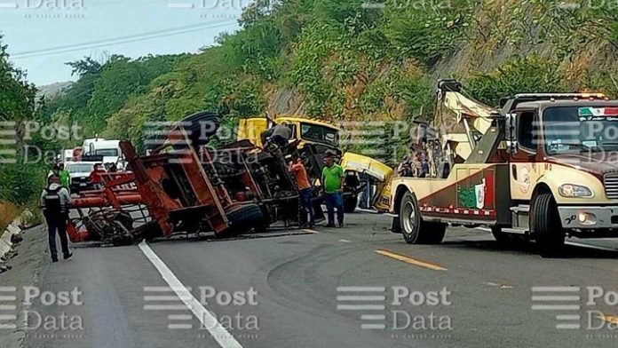 Vuelca tractocamión cerca de Santa Casilda