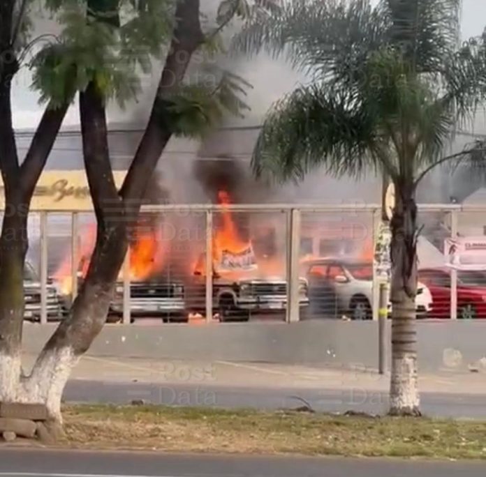 19 vehículos fueron incendiados en Uruapan, 10 con impactos de arma de fuego