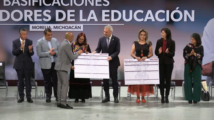 Entrega gobierno del estado 5 mil plazas a trabajadores de la educación de Michoacán