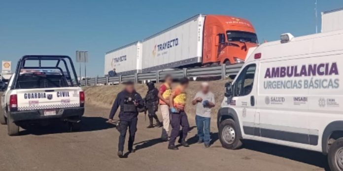 Delincuentes golpean a hombre y le roban vehículo, en la México-Guadalajara