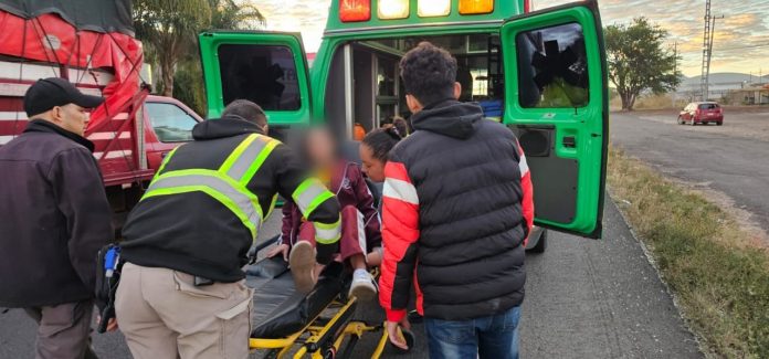 Hermanos quedan heridos al chocar su moto contra un auto Hermanos quedan heridos al chocar su moto contra un auto