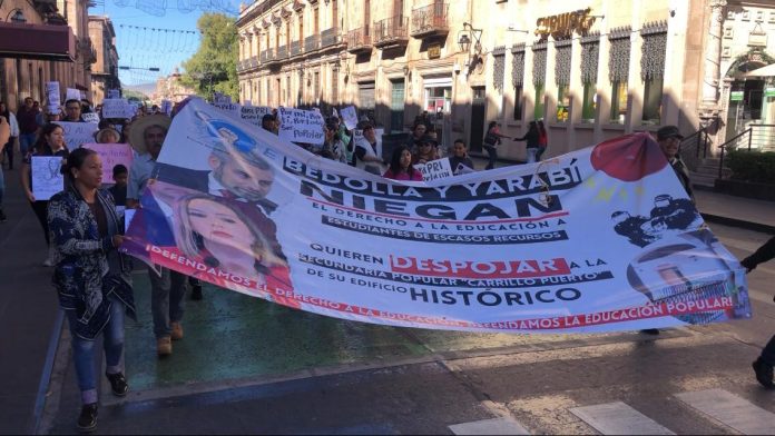 En rechazo a orden de desalojo, protestan padres y estudiantes de Secundaria Carrillo Puerto