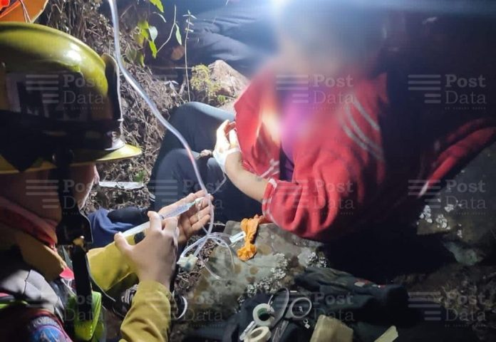 Socorristas salvan a mujer que quedó atrapada tras una caída en el Cerro de La Beata