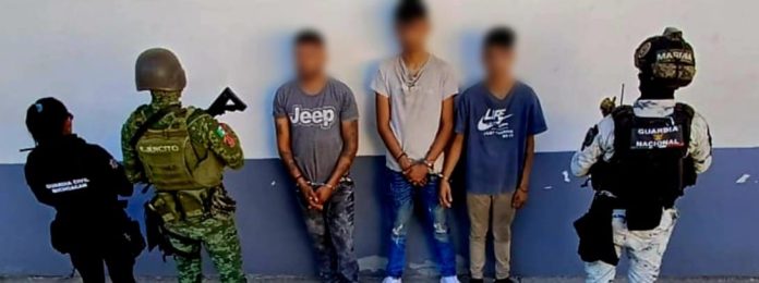 Detienen a tres con rifles de asalto, municiones y camioneta robada, en La Ruana