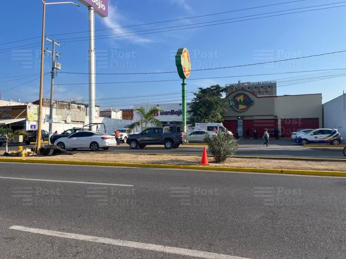 Hallan muerto a un hombre frente a la tienda Waldos de Lázaro Cárdenas