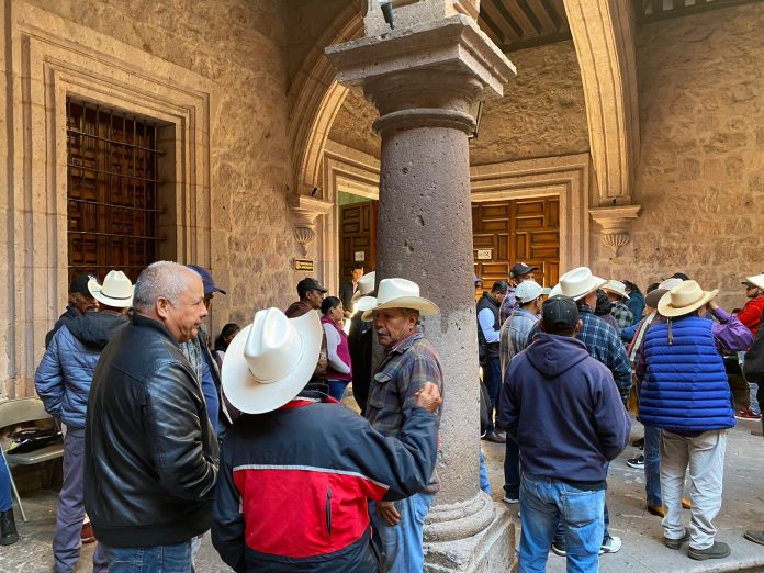 Habitantes de Atécuaro exigen al ayuntamiento la construcción de tramo carretero