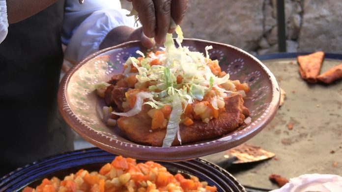 En los campamentos, localizaron prendas de ropa, así como equipo táctico y cobijas, por lo que procedieron a asegurar los lugares, para después incinerarlos