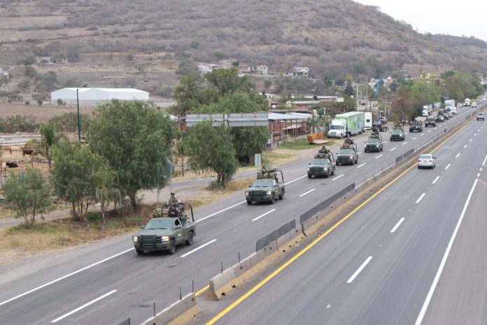 Arriban 200 militares para reforzar la seguridad en Michoacán Arriban 200 militares para reforzar la seguridad en Michoacán