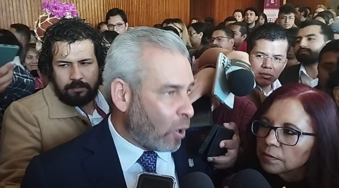 En Michoacán, la secretaria de Educación Pública, Leticia Ramírez rechazó precisar si existe una fecha o si se cumplirá el compromiso de la federalización de la nómina magisterial del estado, que hizo el presidente Andrés Manuel López Obrador, en 2019.