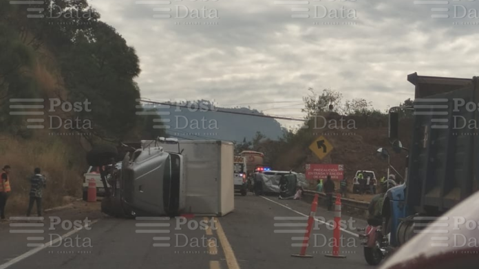 Torton sin frenos embiste a dos autos y vuelca, en la Siglo XXI; hay 4 heridos