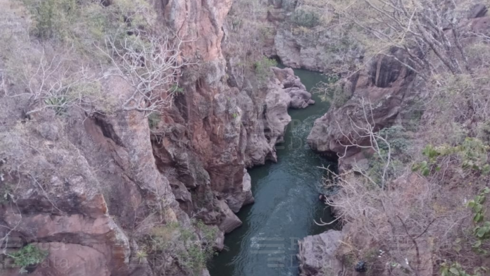 Localizan cadáver al fondo del Puente de Iturrias, en los límites de Michoacán y Jalisco