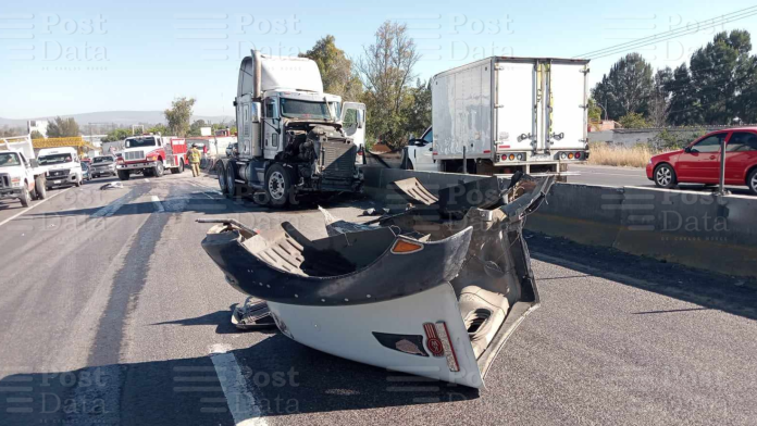 Se registra choque entre auto y tráiler en la Morelia-Salamanca Se registra choque entre auto y tráiler en la Morelia-Salamanca