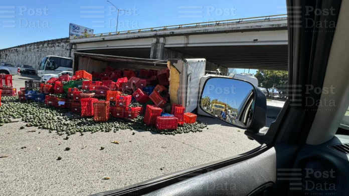 Camión aguacatero vuelca en la lateral del Boulevard Industrial, en Uruapan