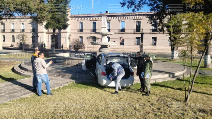 Auto se estrella contra fuente frente al cuartel de la 21 Zona Militar, en Morelia