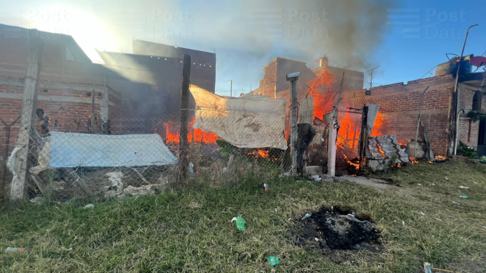 Mujer muere atrapada en incendio de su vivienda, en Tangancícuaro