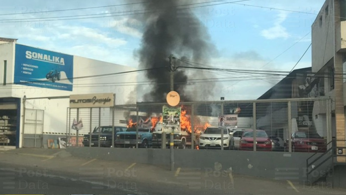 Criminales incendian 3 lotes de venta de autos en Uruapan; hay 3 personas lesionadas
