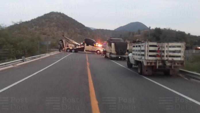 Tractocamión se sale de la carretera y vuelca en el poblado de Infiernillo; milagrosamente no hay víctimas