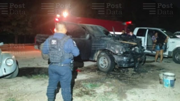 Solitario sujeto incendia camioneta en Lázaro Cárdenas