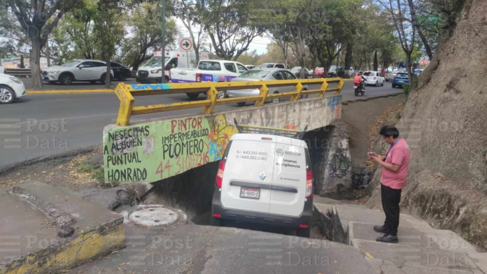 Camioneta queda atorada debajo de puente al sur de Morelia