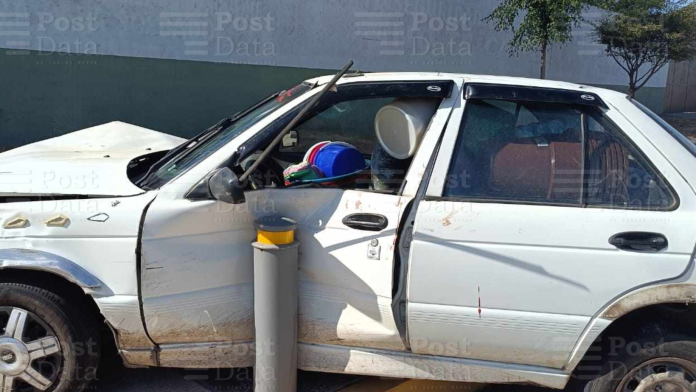 Chocan auto y camioneta frente al cuartel militar de Huetamo