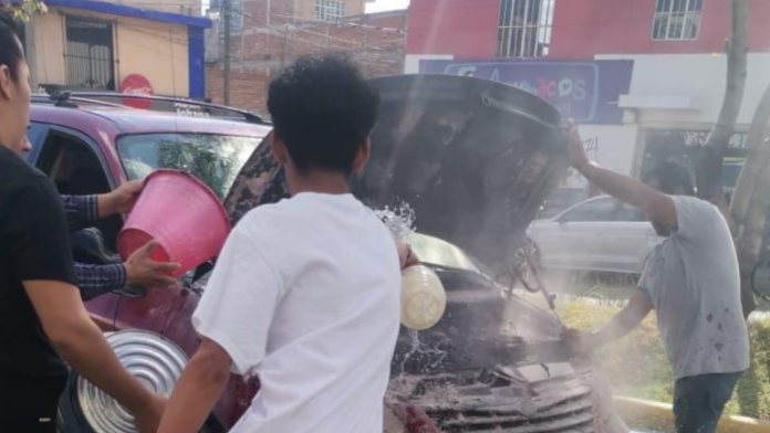 Arde motor de camioneta en la Av. Torreón Nuevo