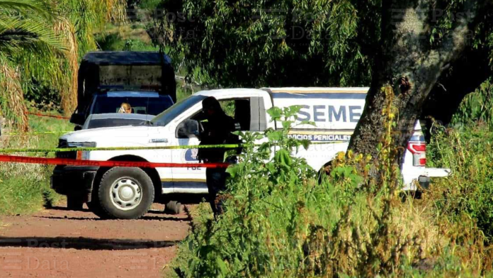 Hallan a un hombre muerto y a otro herido a golpes, en Tacámbaro