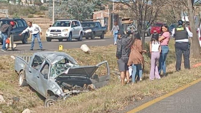 Volcadura de camioneta deja 4 heridos en la Morelia-Pátzcuaro